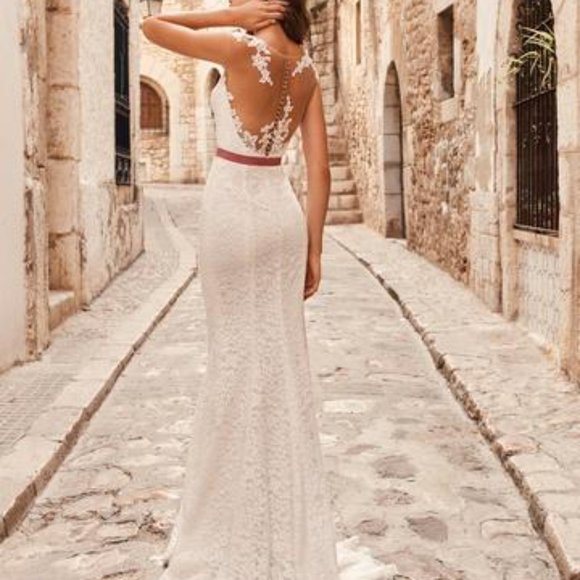 New Wedding Dress, Vintage Lace Back, Ivory Comfy Sexy Fitted, Rustic Illusion - Picture 3 of 6